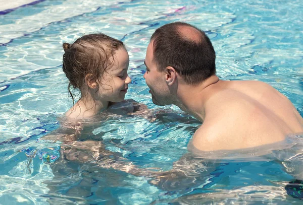 Menina alegre com o pai na piscina — Fotografia de Stock