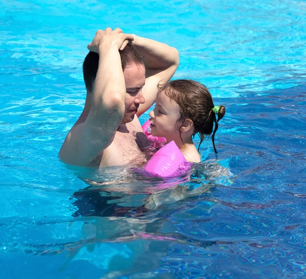 Alegre niña con papá en la piscina —  Fotos de Stock