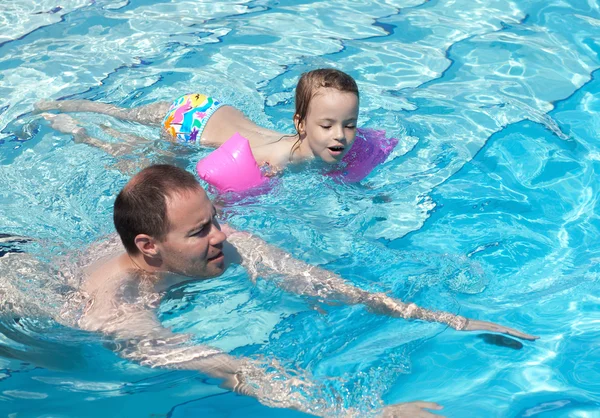Gioiosa bambina con papà in piscina — Foto Stock