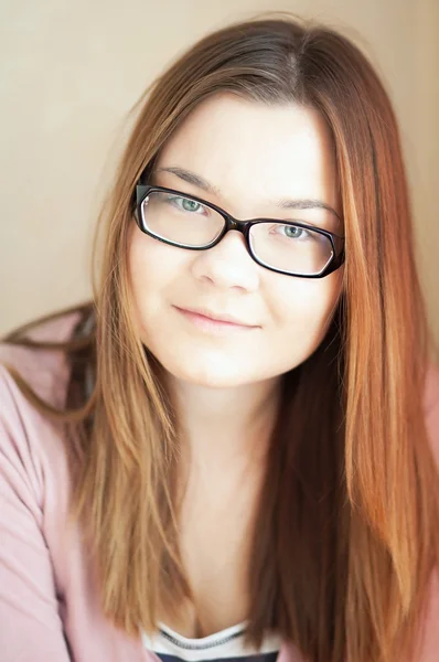 Svart-kantad glasögon på flickan. — Stockfoto