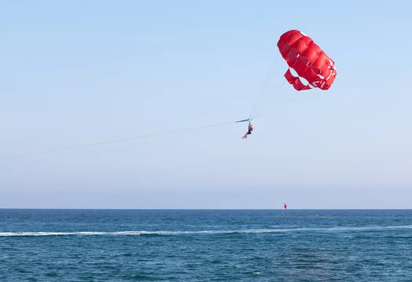 Are flying in a parachute over the sea. — Stock Photo, Image