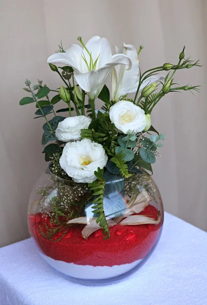 Belo buquê de flores em um vaso redondo . — Fotografia de Stock