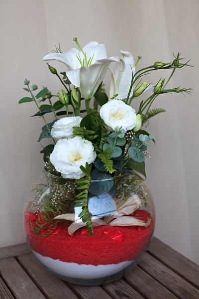 Красивый букет цветов в круглой вазе . — стоковое фото