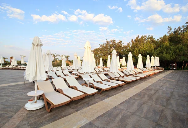 Liegestühle und Sonnenschirme im Hotel — Stockfoto