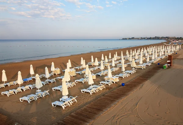 Şezlong ve şemsiyeleri sahilde — Stok fotoğraf
