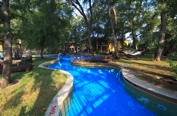 Zwembad in het meer huizen — Stockfoto