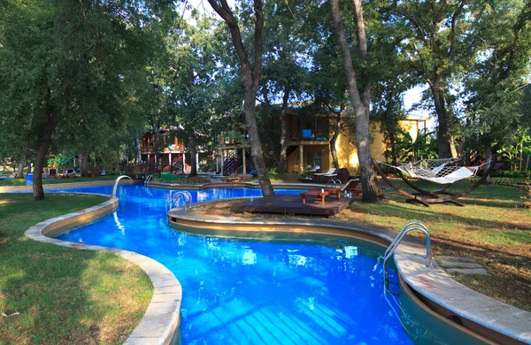 Zwembad in het meer huizen — Stockfoto
