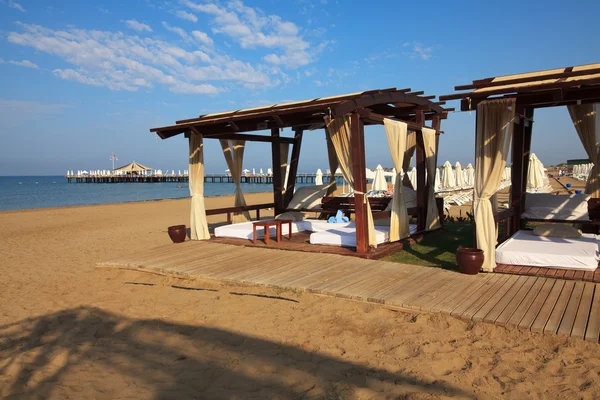 Paviljonger planet beach club på stranden — Stockfoto