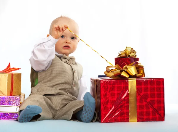 Годовалый ребенок с подарками. День рождения . — стоковое фото