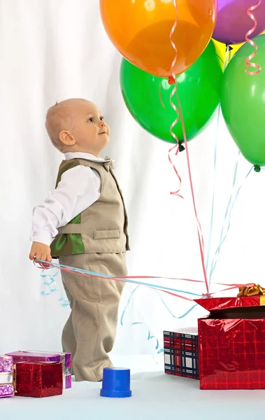 Jedním letý dítě s dárky. den narození. — Stock fotografie