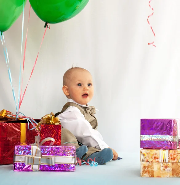 Годовалый ребенок с подарками. День рождения . — стоковое фото