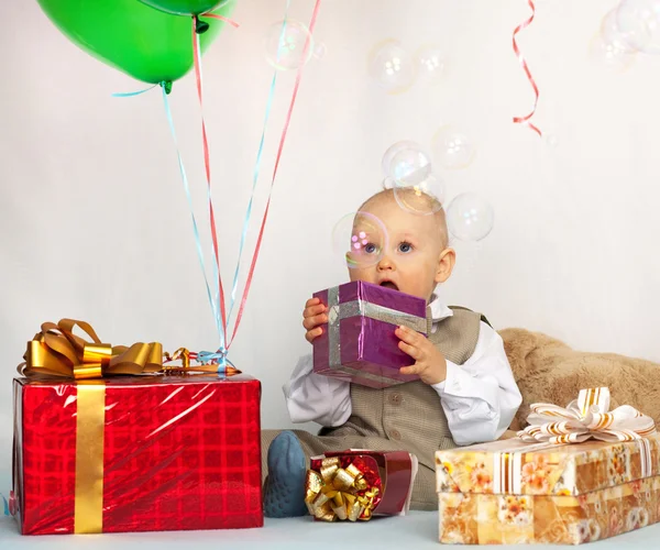 Un bébé d'un an avec des cadeaux. Jour de naissance . — Photo