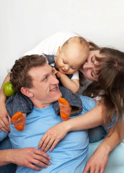 Fröhliche Familie mit einjährigem Kind. — Stockfoto