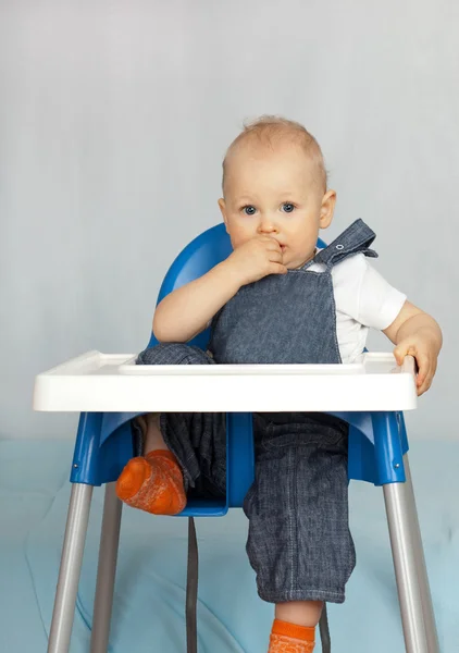Przemyślane lat dziecko przy stole. — Zdjęcie stockowe