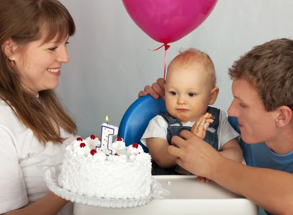 Az első születésnapját. szülei gratulált fia, torta. — Stock Fotó