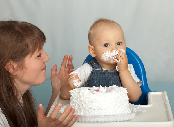 Mãe e filho comendo bolo de aniversário . — Fotografia de Stock