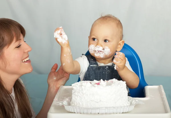 Máma a syn jíst narozeninový dort. — Stock fotografie