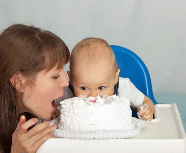 Мама и сын едят торт на день рождения . — стоковое фото