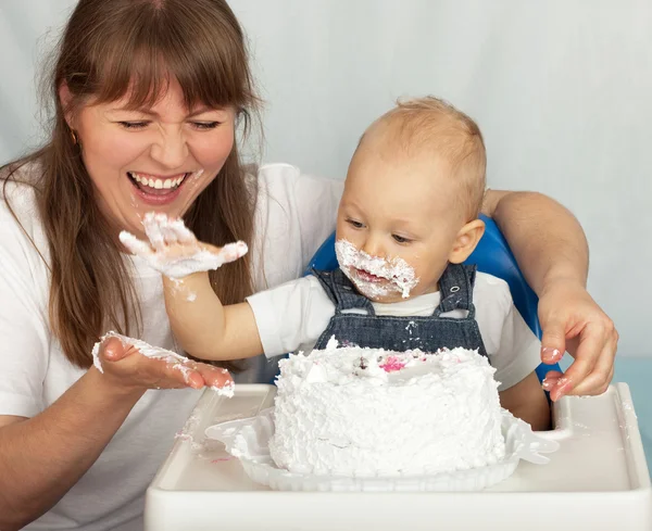 Mutter und Sohn essen Geburtstagstorte. — Stockfoto