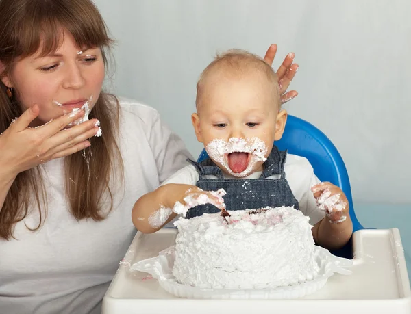 Mãe e filho comendo bolo de aniversário . — Fotografia de Stock