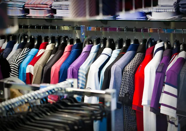 Ubrania dla mężczyzn na wieszaku w sklepie — Zdjęcie stockowe
