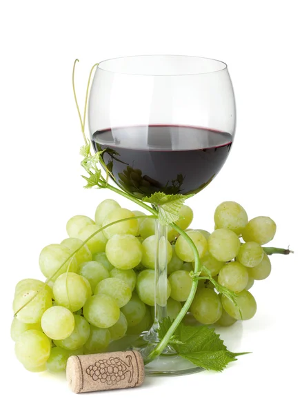 Copo de vinho tinto e uvas — Fotografia de Stock