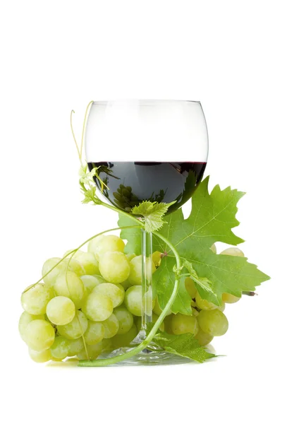 Copa de vino tinto y uvas — Foto de Stock