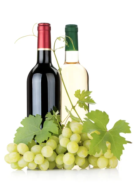 Дві пляшки вина та виноград — стокове фото