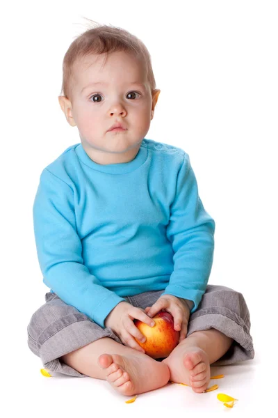 Pequeno bebê segurando maçã vermelha — Fotografia de Stock