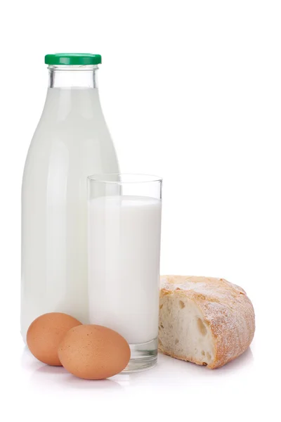 Melk fles, glas, eieren en brood — Stockfoto