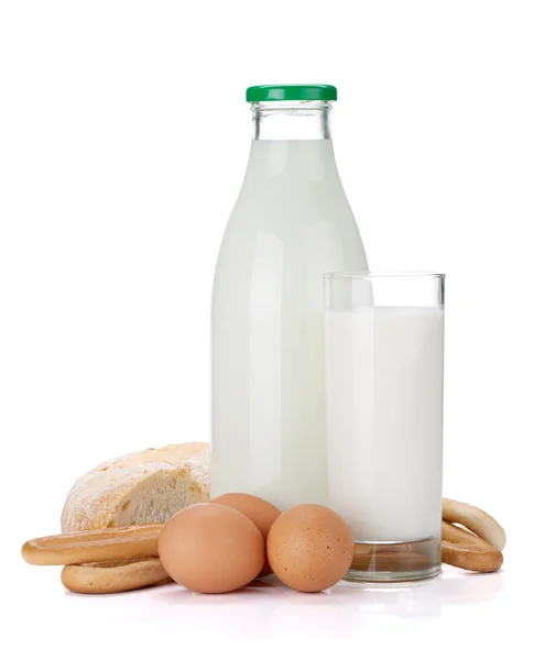 Melk fles, glas, brood en eieren — Stockfoto