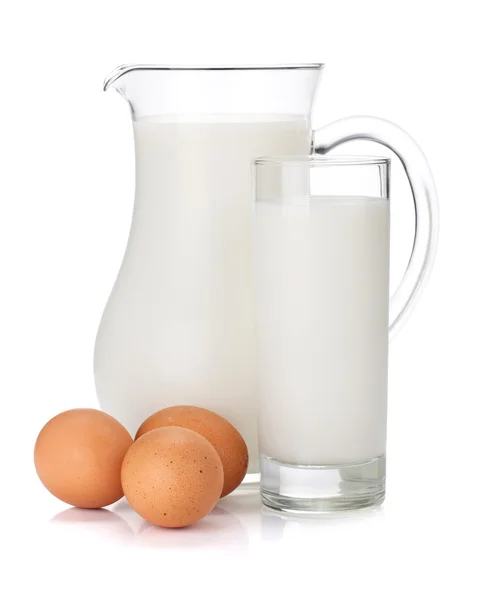 Jarro de leite, vidro e ovos — Fotografia de Stock