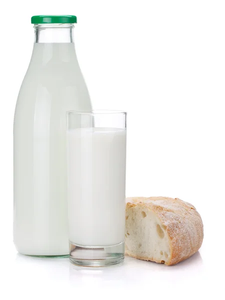 Milchflasche, Glas und Brot — Stockfoto
