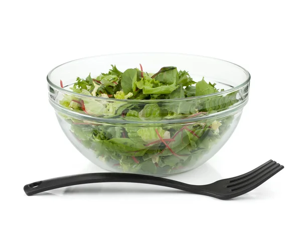 Gesunder grüner Salat mit Plastikgabel — Stockfoto