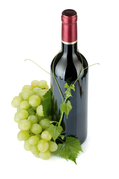 Пляшка червоного вина та виноград — стокове фото