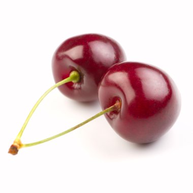 Beyaz zemin üzerinde kırmızı kirazlar