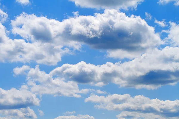 Hermoso cielo azul con las nubes blancas — Foto de Stock
