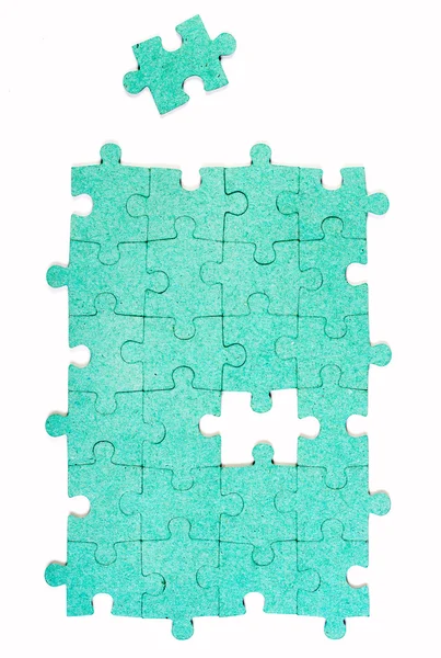 Зеленая головоломка с отсутствующим фрагментом — стоковое фото