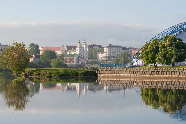 Distretto di Nemiga e fiume Svisloch a Minsk, Bielorussia — Foto Stock