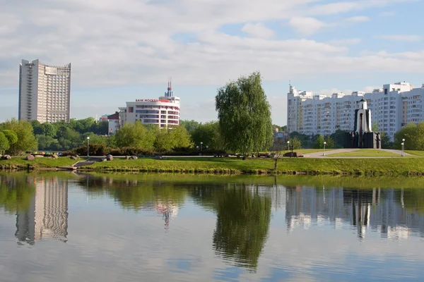 Distrito de Nemiga e rio Svisloch em Minsk, Bielorrússia — Fotografia de Stock