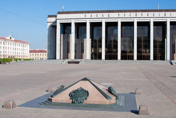 十月広場でミンスク、ベラルーシ共和国の宮殿 — ストック写真