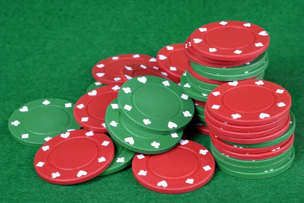 Piros és zöld póker zseton — Stock Fotó