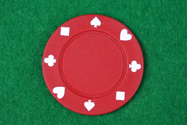 Jeton de poker rouge sur fond vert — Photo