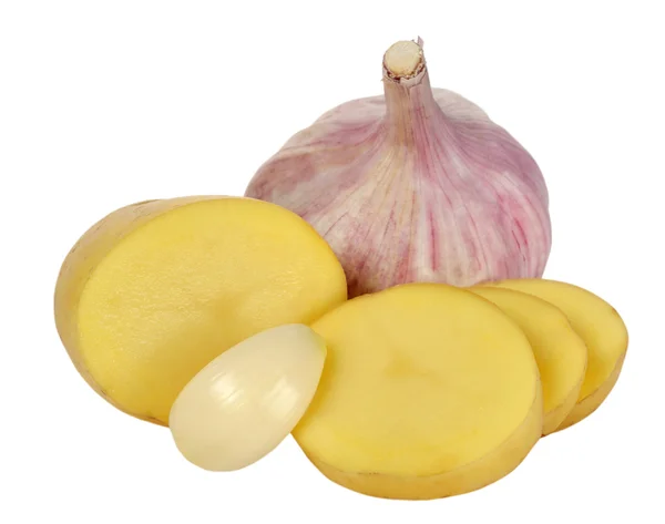 Kartoffeln und Knoblauch auf weißem Hintergrund — Stockfoto