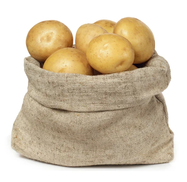Aardappelen in jute zak op witte achtergrond — Stockfoto