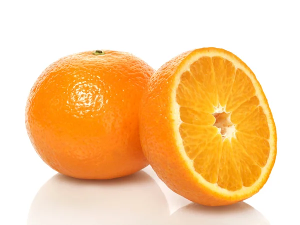 Frische Mandarinen auf weißem Hintergrund — Stockfoto