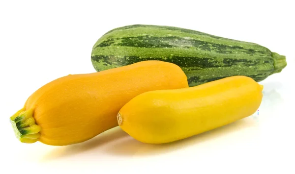 Zucchini amarelo e verde isolado em branco — Fotografia de Stock