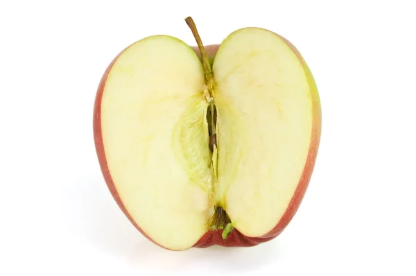 Половина червоного яблука ізольовано на білому — стокове фото