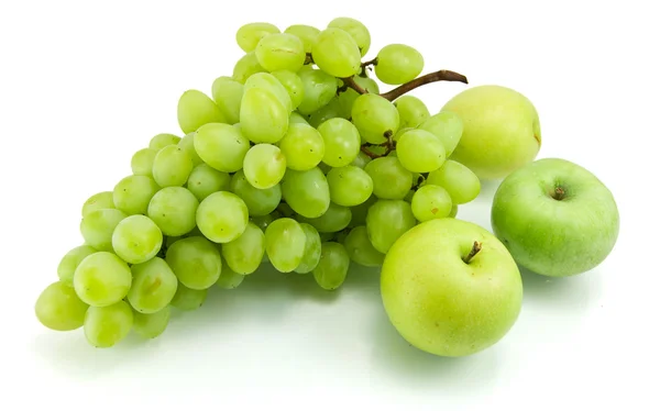 Friss zöld szőlő fehér alapon izolálva — Stock Fotó