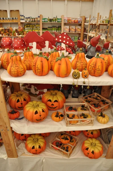 Tienda con calabazas de helloween y champiñones — Foto de Stock